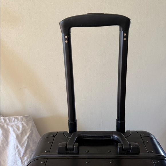 Away The Bigger Carry-On: Aluminum Edition (Onyx Black) w/ USB Charge & Battery - Picture 14 of 16